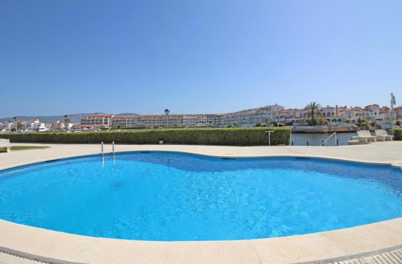 Apartamento Gran Lago Con Vistas Al Canal Емпуриабрава Екстериор снимка